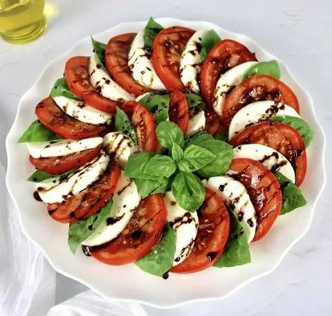 Hình ảnh Burrata Caprese Salad