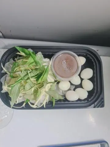 Hình ảnh Bánh tráng chấm sốt trứng cút