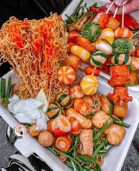 Hình ảnh MÌ XÀO CÁ VIÊN SỐT MẮM TỎI 