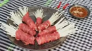 Hình ảnh Bò cuộn nấm kim châm (3 cuộn)