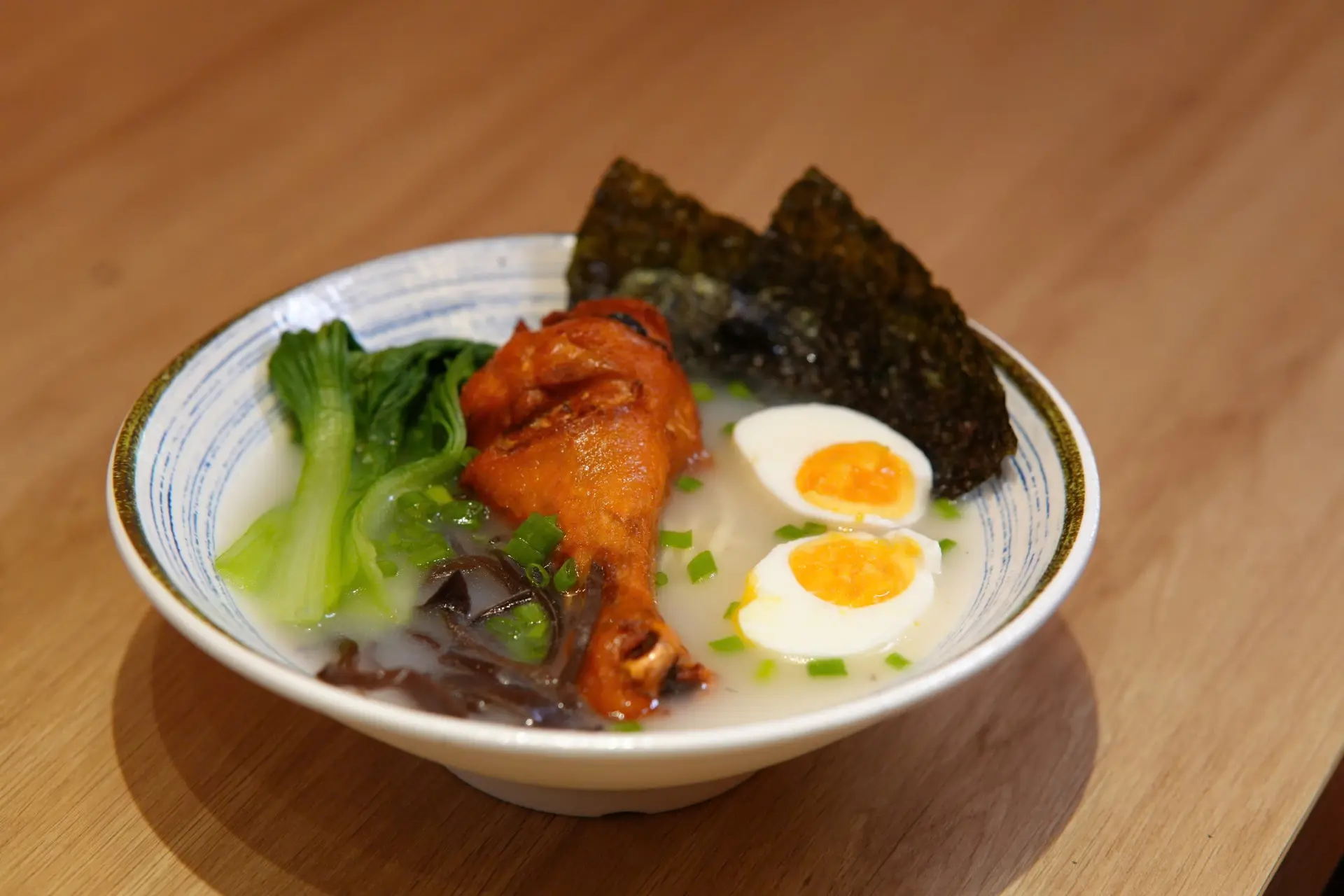 Hình ảnh Mì ramen đùi gà quay