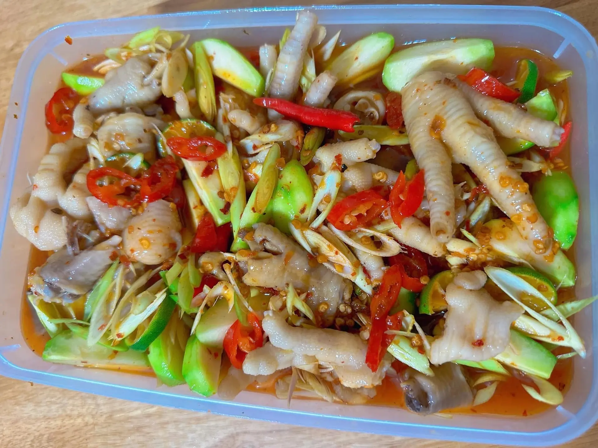 Hình ảnh Chân Gà Có Xương Sốt thái phần nhỏ