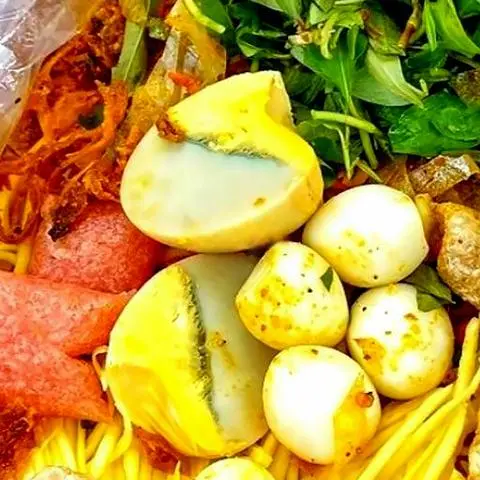Hình ảnh Bánh tráng trộn thập cẩm - hột gà vữa - nem