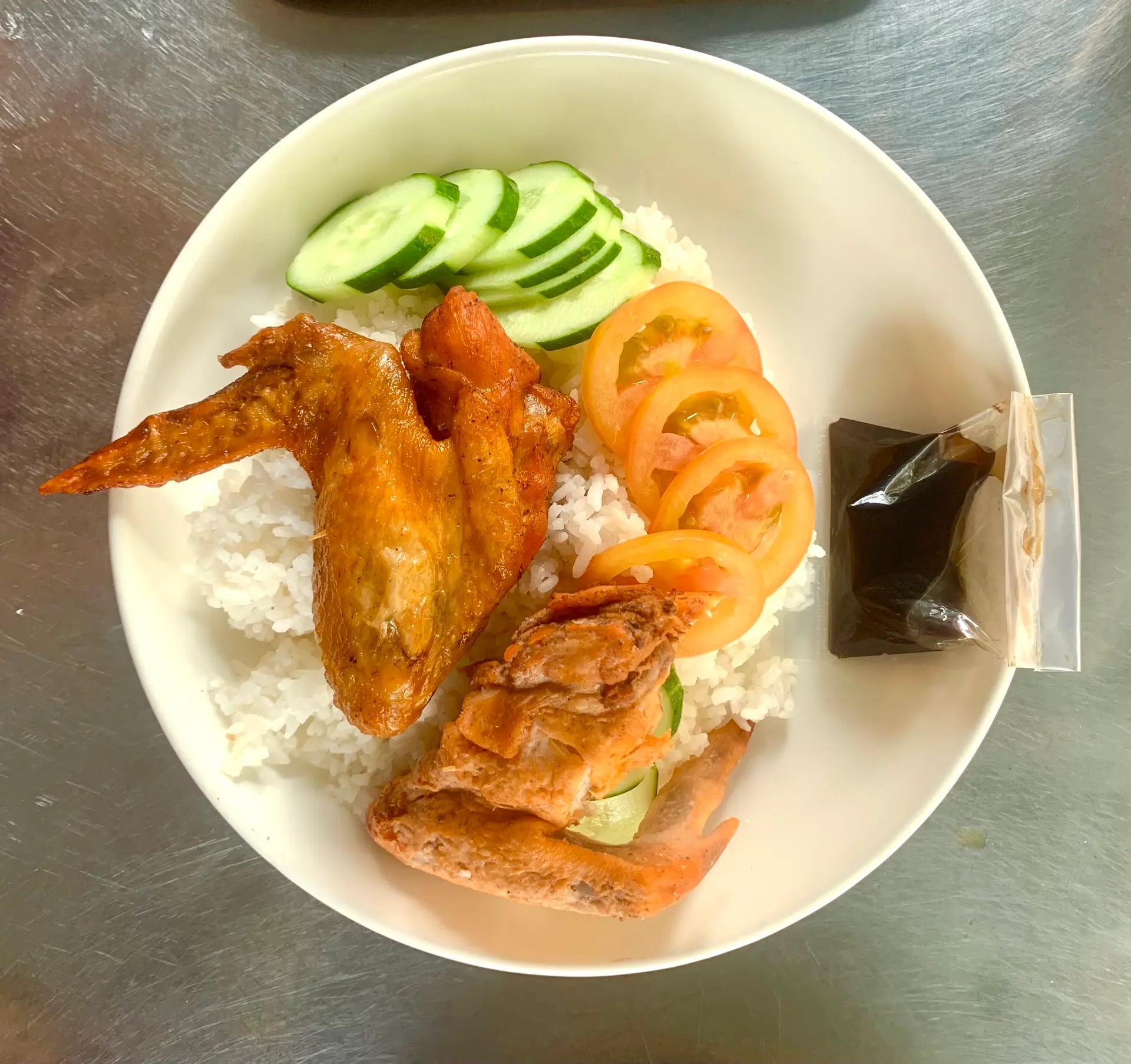 Hình ảnh Cơm cánh gà quay nước mắm