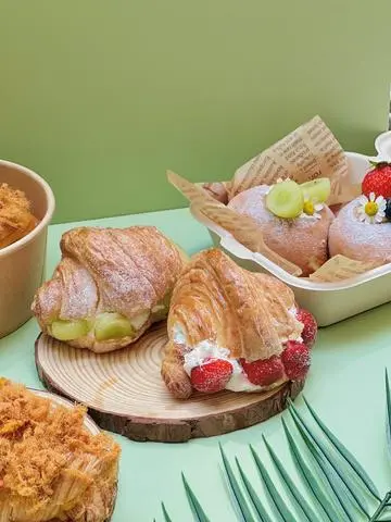 Hình ảnh Croissant kem whipping dâu