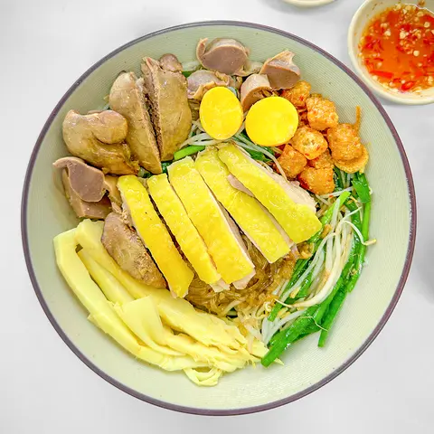 Hình ảnh Miến Trộn Đặc Biệt (Gà + Lòng Trứng Non)