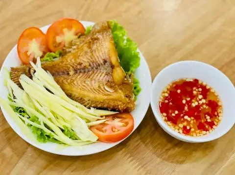 Hình ảnh Cơm cá diêu hồng chiên mắm xoài