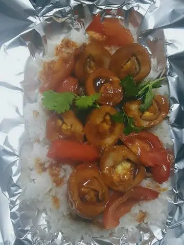 Hình ảnh Cơm Chả Cá Bọc Trứng Cút Sốt Cà