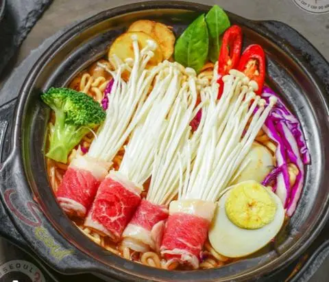 Hình ảnh Mì Lẩu Thái Bò Mỹ Trứng Cuộn Nấm 