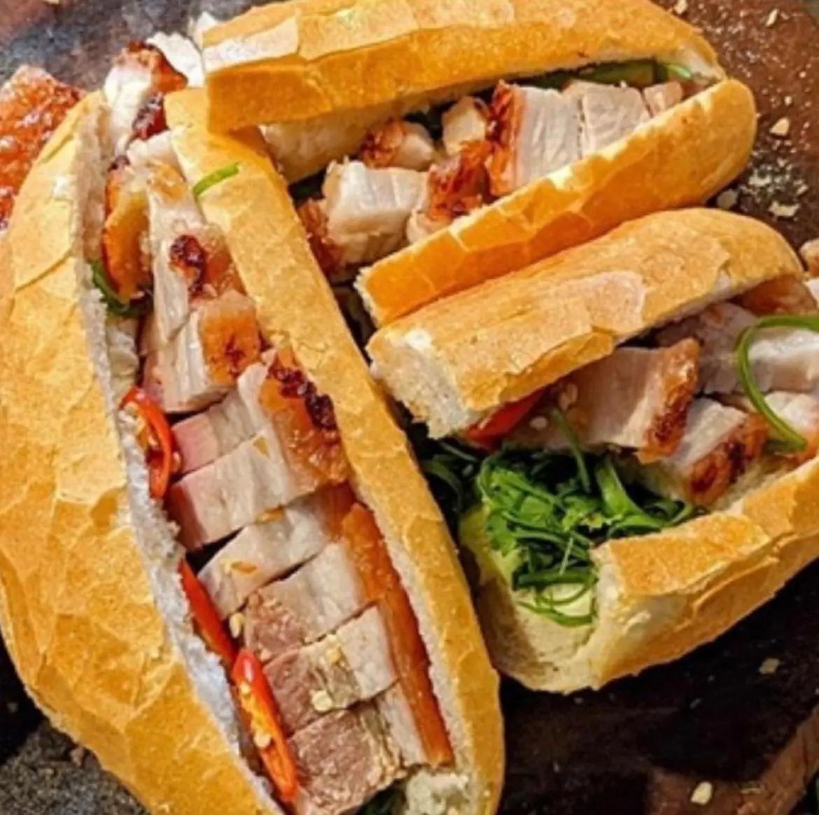 Hình ảnh Bánh mì heo quay da giòn