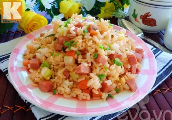 Hình ảnh Cơm chiên trứng, xúc xích