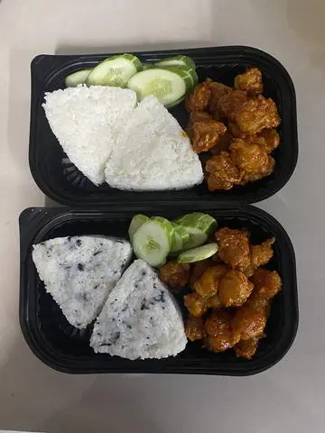 Hình ảnh Cơm nắm rong biển - gà viên