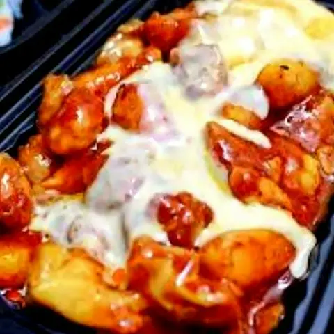 Hình ảnh Tokbokki sốt cay phủ phô mai