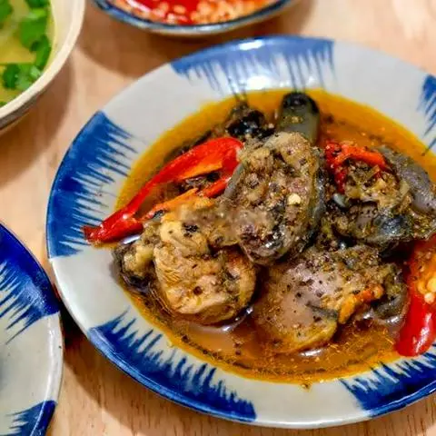 Hình ảnh Cơm gà ác kho nước dừa tươi