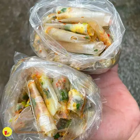 Hình ảnh  Bánh tráng cuốn mỡ hành trứng cút