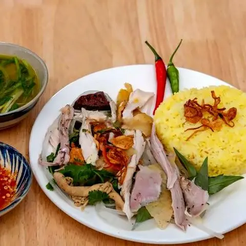 Hình ảnh Cơm gà gỏi xé phây_ phần lớn
