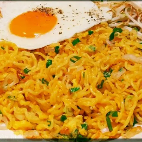 Hình ảnh Mì gói xào + 2 trứng