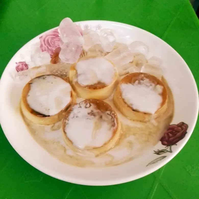 Hình ảnh 2 bánh flan sữa đặc cà phê