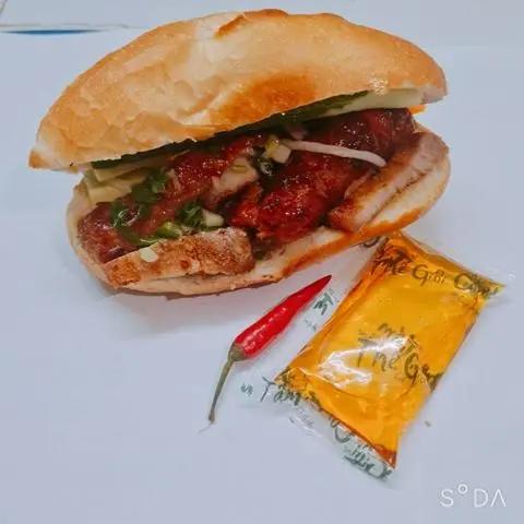 Hình ảnh Bánh Mì Thịt Viên Nướng + Nem Nướng