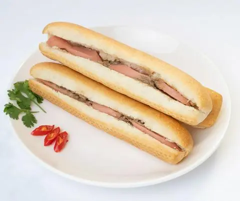 Hình ảnh 1 bánh mì que pate xúc xích 