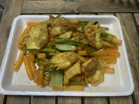 Hình ảnh Nui xào hoành thánh