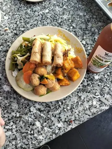 Hình ảnh cơm thập cẩm+ chả giò + pesi