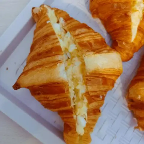 Hình ảnh Bánh sừng trâu bắp trứng 