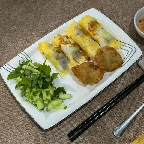 Hình ảnh Bánh cuốn trứng chả mực