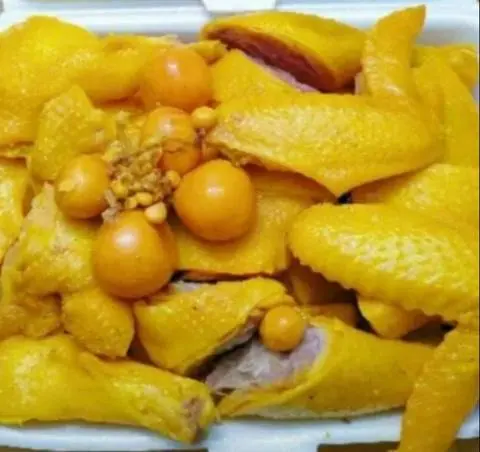 Hình ảnh gà Ủ muối ôm trứng (nguyên con không chân, đầu ( kèm rau dưa muối chấm)