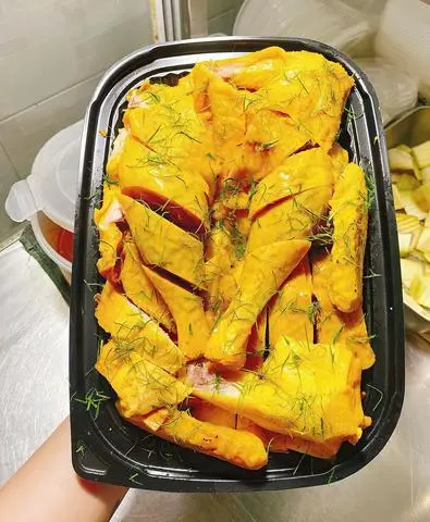 Hình ảnh Gà Ủ Muối 1/2 Con Chặt Sẵn (2 khay)