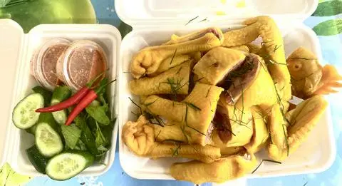 Hình ảnh Gà ta ủ muối nguyên con chặt sẵn, chân đầu cổ cánh đầy đủ