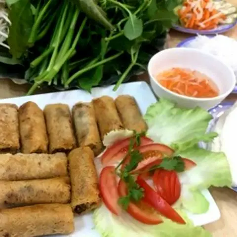 Hình ảnh Bánh tráng phơi sương cuốn chả giò chay