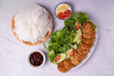 Hình ảnh Chả vịt Vân Đình chiên nóng phần lớn
