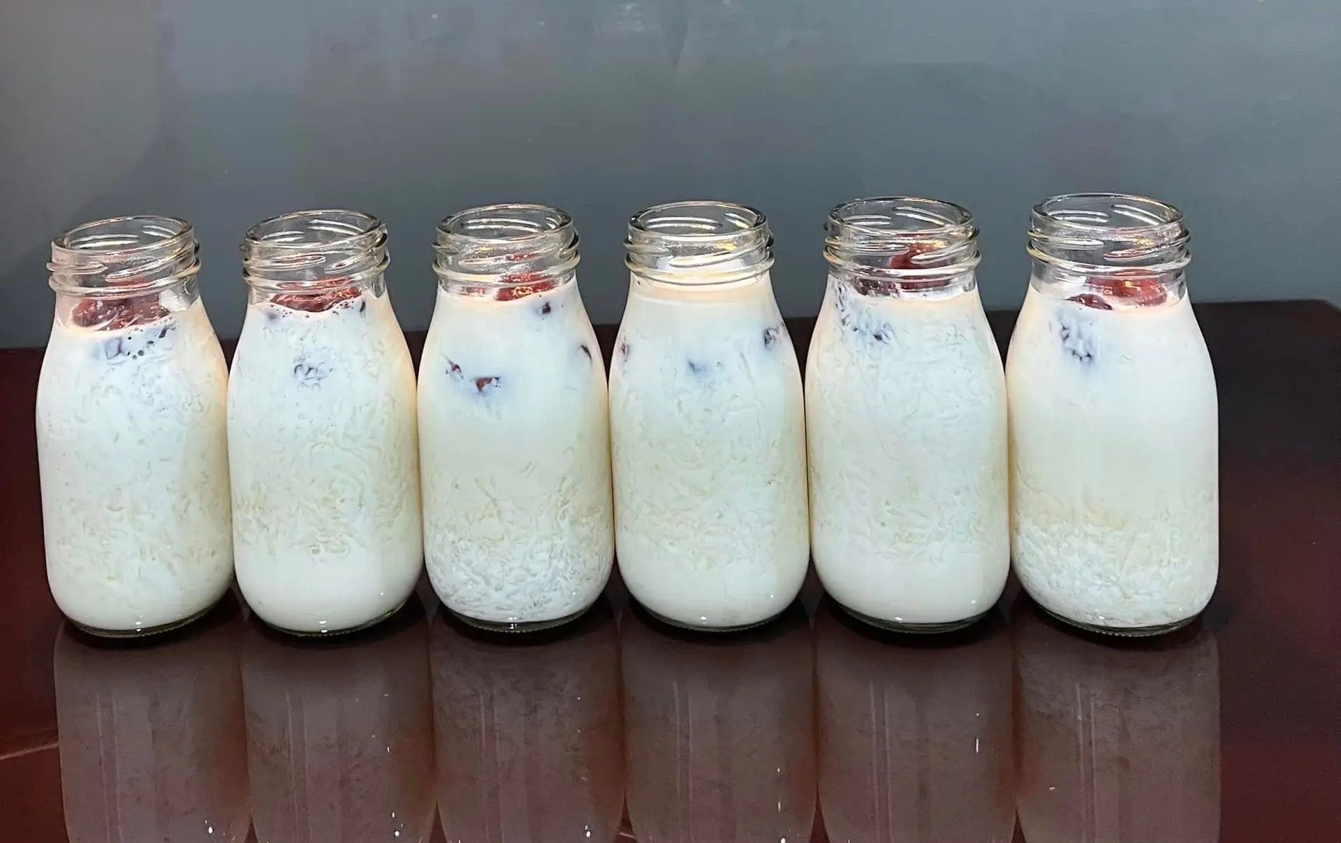 Hình ảnh tổ yến chưng sữa tươi táo đỏ kỷ tử hạt chia 120ml