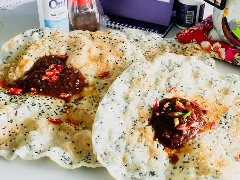 Hình ảnh bánh tráng chấm mắm ruốc