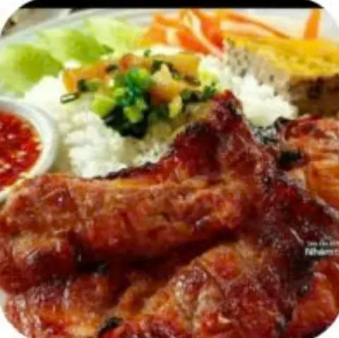 Hình ảnh cơm tấm sườn trứng ốp la và Lạp xưởng 