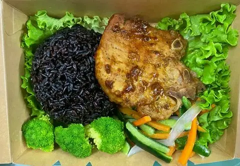 Hình ảnh cơm gạo lứt cốt lết heo nướng ngũ vị + nộm 
