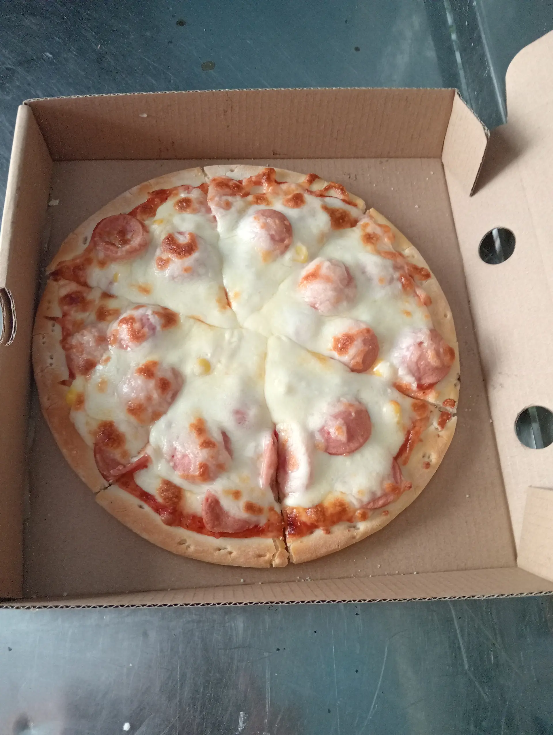 Hình ảnh Pizza xúc xích hai lớp