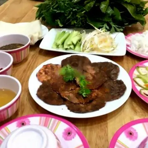 Hình ảnh Bắp bò luộc cuốn bánh tráng phơi sương 