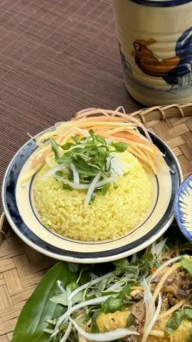 Hình ảnh Cơm thêm đầy đủ rau, gia vị