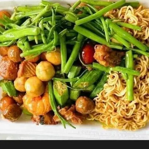 Hình ảnh mì gói trộn với cá Viên Chiên mix Tá Lả sốt mắm tỏi - 2,3người ăn 