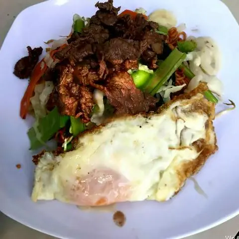 Hình ảnh Mì gói xào trứng thịt bò