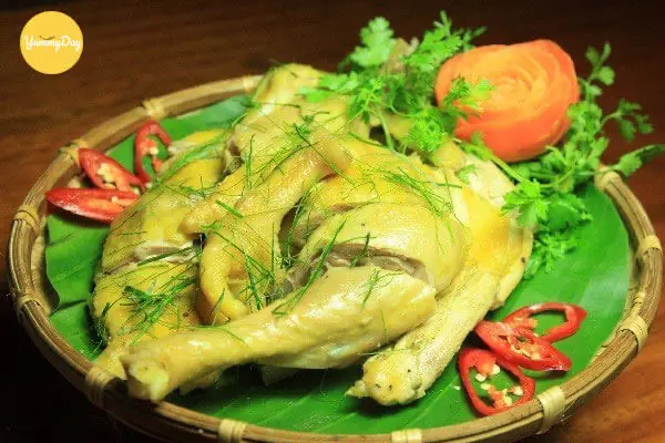 Hình ảnh Nguyên Con Gà Hấp Sả Lá Chanh