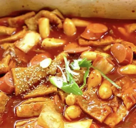 Hình ảnh Tokbokki Thập cẩm ( bánh gạo, Xúc Xích, trứng cút, chả cá HQ)