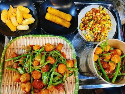 Hình ảnh Cá viên chiên thập cẩm sốt mắm tỏi cay ít