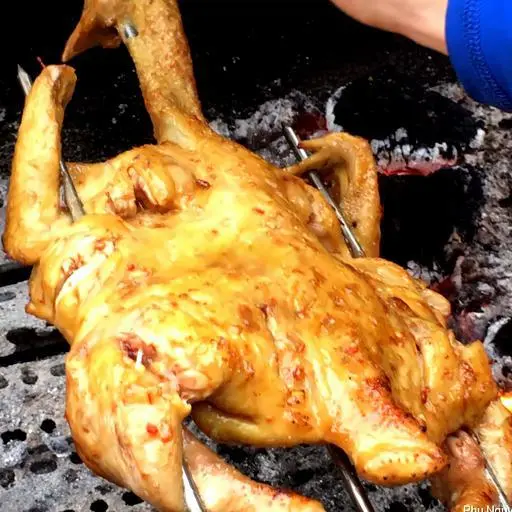 Hình ảnh Gà nướng nguyên con ít ớt