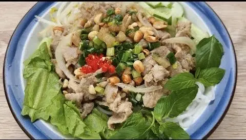 Hình ảnh Bún thịt xào thập cẩm