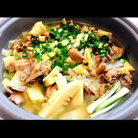 Hình ảnh Lẩu vịt nấu măng lớn