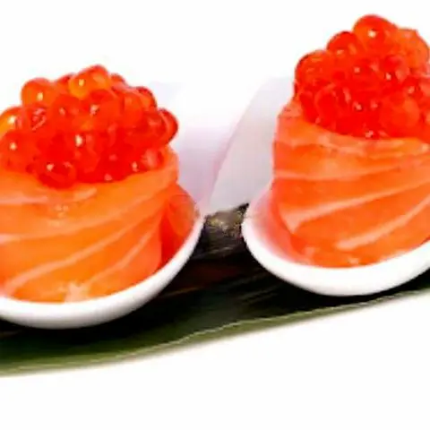 Hình ảnh Sushi Cá Hồi Cuộn Trứng