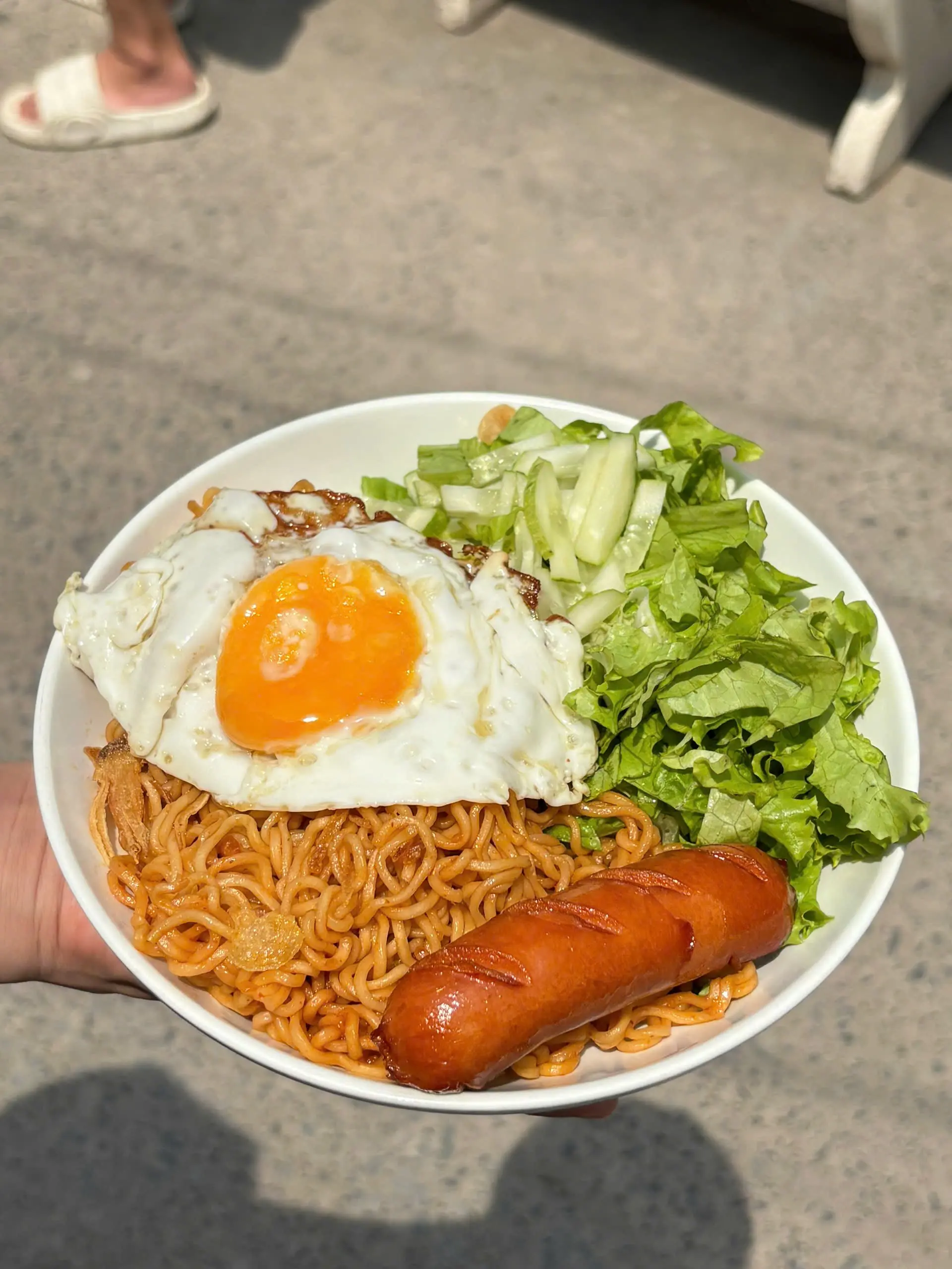 Hình ảnh Mì trộn Indomie xúc xích Đức - trứng ốp la